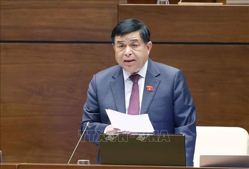 Bộ trưởng Bộ Kế hoạch và Đầu tư Nguyễn Chí Dũng giải trình những vấn đề có liên quan, chiều 30/5. Ảnh: Doãn Tấn/TTXVN