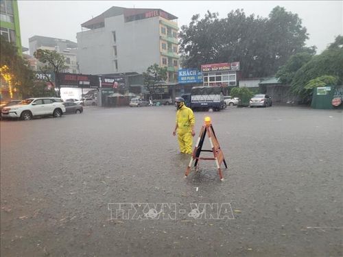 Cơn mưa chiều 29/5 gây ngập tại khu vực đường Huỳnh Thúc Kháng. Ảnh TTXVN phát