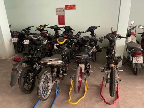 Các "xế cọp" bị công an tạm giữ do không xuất trình được giấy tờ hợp lệ