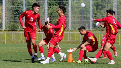 Tiền đạo Nhâm Mạnh Dũng (số 26) đang tập luyện cùng đồng đội