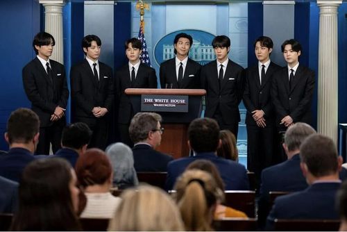 BTS gặp báo chí trước cuộc tiếp của Tổng thống Joe Biden tại Nhà Trắng ngày 31/5. (Ảnh: NY Times)