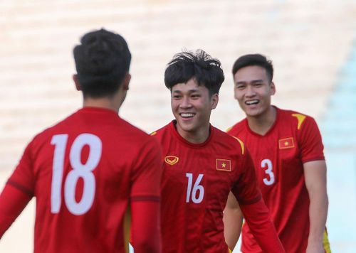 Trong khi đó, bộ ba tấn công có thể là Lê Minh Bình, tiền đạo của CLB CAND