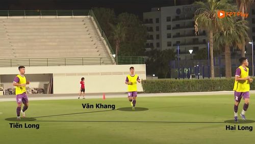  Hình ảnh từ các buổi tập chiến thuật của U23 Việt Nam cho thấy Vũ Tiến Long chơi thấp nhất trong khi Văn Khang và Hai Long là các số 8. 