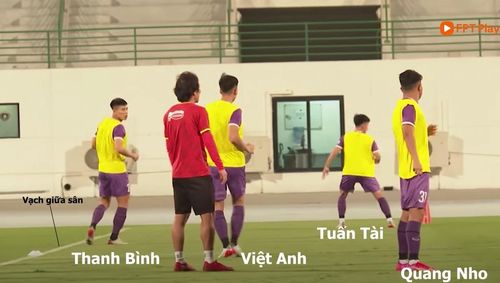  Hàng thủ 4 người được yêu cầu đẩy cao trong các bài tập gây áp lực trên phần sân đối phương. 
