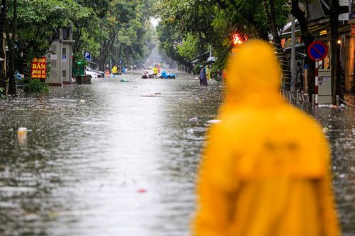 Các đợt mưa lớn liên tục vào nửa cuối tháng 5 khiến Hà Nội liên tục ngập úng. Ảnh: Tuấn Anh.