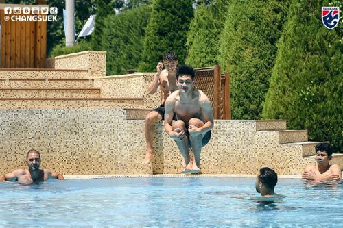  Tâm lý các cầu thủ U23 Thái Lan khá tốt sau trận hòa 2-2 trước Việt Nam. Họ thoải mái đùa giỡn với nhau. 