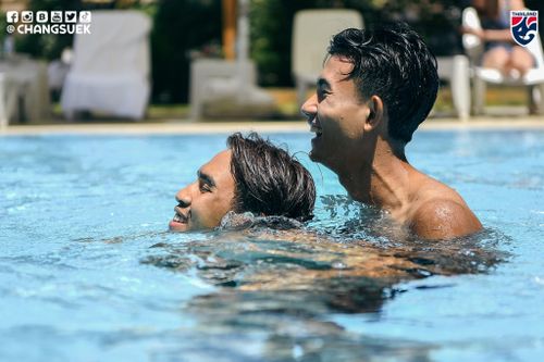  Nụ cười cũng thường xuyên xuất hiện trên môi Suphanat Mueanta (phải) các đồng đội. 