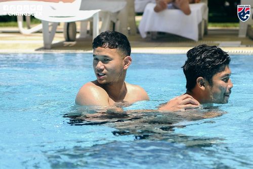  Một cầu thủ khác của U23 Thái Lan chơi bóng ở anh là Thanawat Seungchitthawon (trái). Tiền vệ của Leicester City đã chơi tròn vai, làm tốt nhiệm vụ điều tiết trận đấu. 