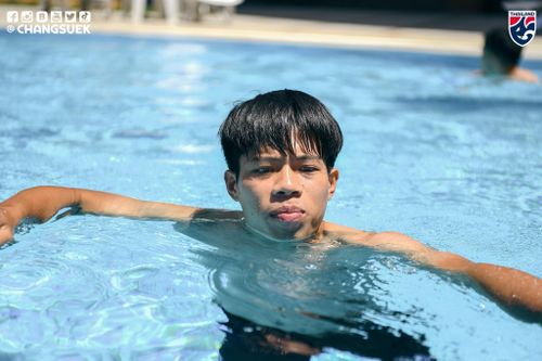  Vào buổi tối, U23 Thái Lan sẽ tiếp tục ra sân tập để chuẩn bị cho trận gặp Malaysia. Trận đấu này sẽ diễn ra lúc 22h ngày 5/6. 
