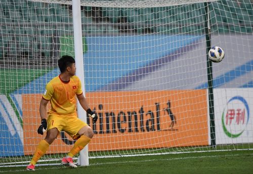 Văn Toản mắc sai lầm trong hiệp 1 của trận đấu. Ảnh: AFC