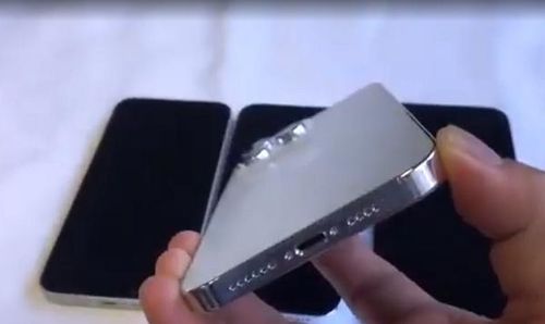 Apple được cho là sẽ không tiếp tục sản xuất bản mini cho doanh số không như kỳ vọng. Ở mặt sau, gần như không có thay đổi nào so với thế hệ iPhone 13 hiện tại.