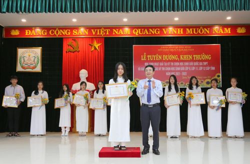 Học sinh đạt giải Nhất lớp 12 được khen thưởng.