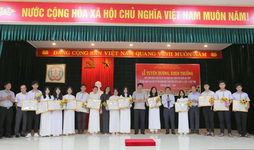 14 học sinh đạt giải Nhì và giải Ba kỳ thi chọn học sinh giỏi Quốc gia THPT được tặng Bằng khen của UBND tỉnh Quảng Bình.