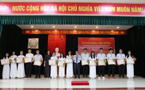 Lãnh đạo Sở GD&ĐT tặng giấy khen cho học sinh đạt giải Khuyến khích.