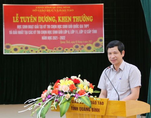 Ông Hồ An Phong – Phó Chủ tịch UBND tỉnh Quảng Bình đánh giá cao sự cố gắng, nỗ lực của các em học sinh.
