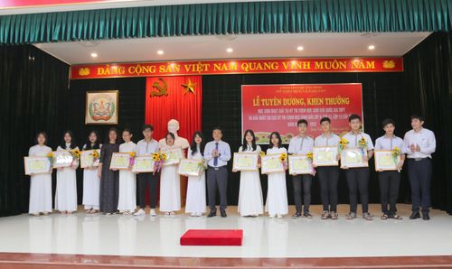 Thừa ủy quyền của Bộ GD&ĐT, ông Đặng Ngọc Tuấn - Giám đốc Sở GD&ĐT tỉnh Quảng Bình cũng trao Bằng khen cho học sinh.