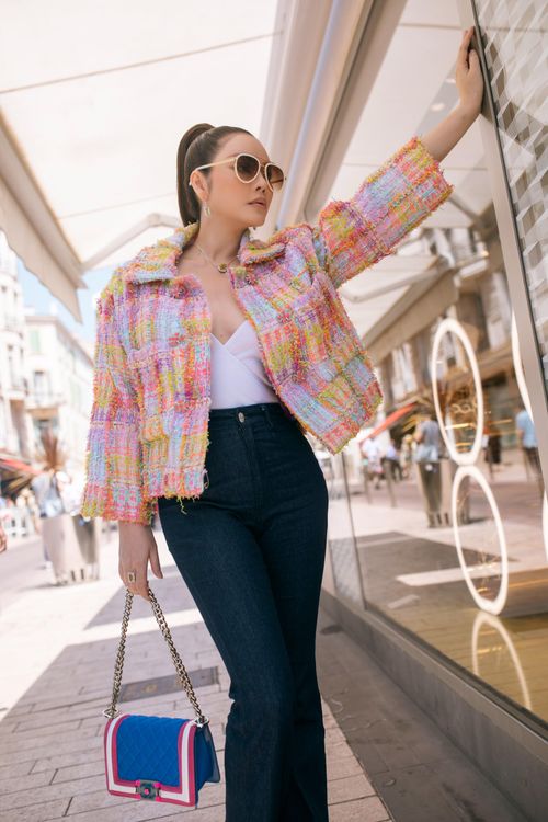 Sang trọng, lịch lãm và tiện dụng cho mọi hoàn cảnh, chiếc áo khoác tweed đầy màu sắc của Chanel giúp Lý Nhã Kỳ nổi bật trên đường phố.
