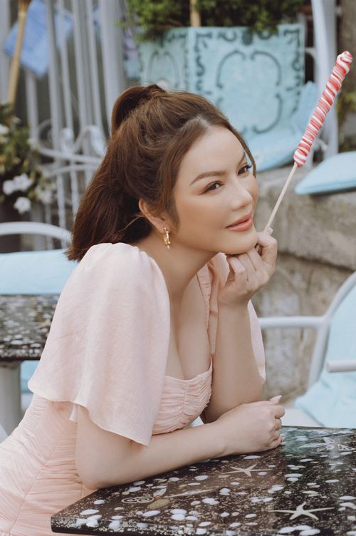 Chỉ nụ cười nhẹ nhàng,"mỹ nhân không tuổi" đã làm tan chảy trái tim bao người, khiến dân tình xuýt xoa khen ngợi.