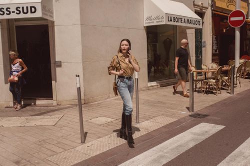 Skinny jeans, áo sơ mi với boots cao tạo nên combo ăn mặc thời thượng, tôn dáng.