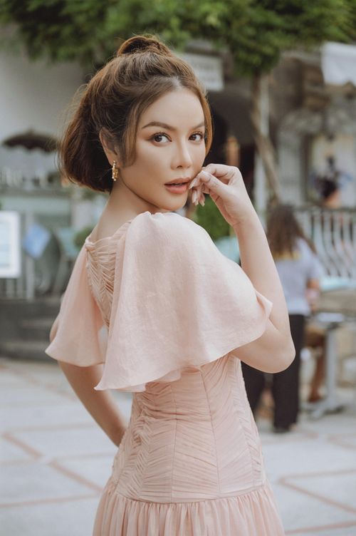 Gương mặt rạng rỡ, nước da trắng sáng không tì vết, chỉ cần trang điểm nhẹ cũng ngọt ngào, tươi tắn.