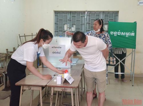 Cử tri bỏ phiếu bầu Ủy viên Hội đồng xã, phường nhiệm kỳ 5. (Ảnh: Nguyễn Hiệp) 
