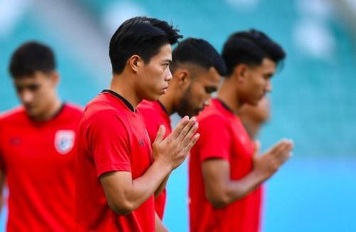 Cầu thủ U23 Thái Lan cầu nguyện trước một trận đấu tại giải