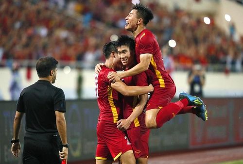 Mạnh Dũng (giữa) và đồng đội sẽ tái ngộ U23 Thái Lan. Ảnh: VFF.
