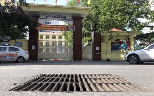 Vị trí xây hầm chứa nước và miệng hố ga thu nước mưa nằm ngay cổng trường THCS Lý Thường Kiệt trên phố Nguyễn Khuyến, Hà Nội
