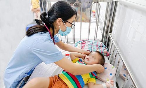 Điều trị cho trẻ em mắc chân tay miệng tại Bệnh viện Nhi trung ương.