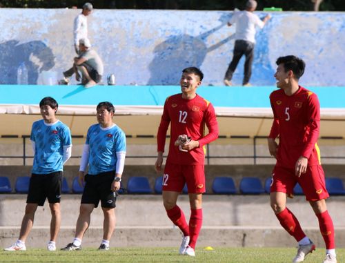  Buổi tập của U23 Việt Nam diễn ra trên sân Jar, cách khách sạn 20 phút di chuyển. Đây là buổi tập duy nhất của họ. HLV Gong không cần thêm thời gian bởi mọi thứ đã có kế hoạch. 