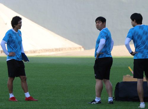  Ban huấn luyện U23 Việt Nam đang làm việc tích cực để có kết quả tốt ở trận cuối. Quan trọng nhất, họ phải đánh bại được Malaysia trước khi nghĩ đến kết quả ở cặp đấu còn lại cùng giờ giữa Hàn Quốc với Thái Lan. 