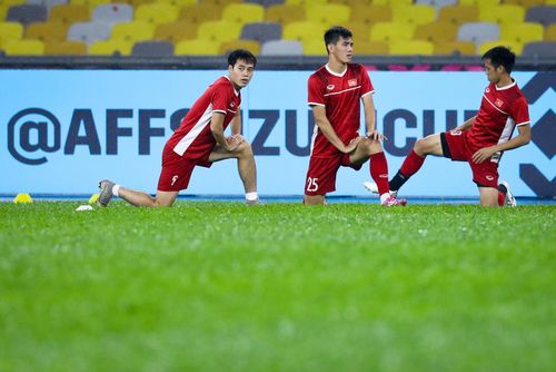 Mặt cỏ sân Bukit Jalil là loại "cow grass", giống cỏ lá gừng ở các sân bóng tại Việt Nam. Ảnh: Minh Chiến.