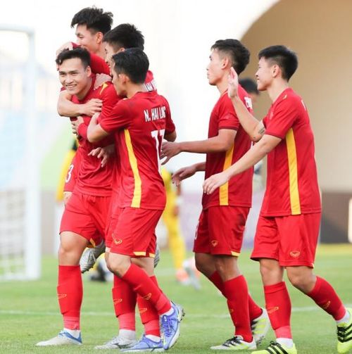 Bùi Hoàng Việt Anh ghi bàn thắng thứ 2 trên chấm phạt đền. Ảnh: AFC.