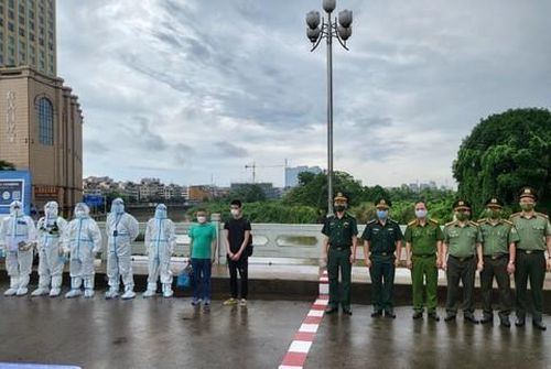 Lực lượng chức năng Việt Nam bàn giao 2 đối tượng truy nã cho Công an Trung Quốc