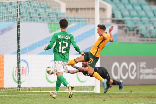 Oliveira băng vào sút tung lưới, nhưng trọng tài xác định bóng đi qua vạch vôi từ trước.