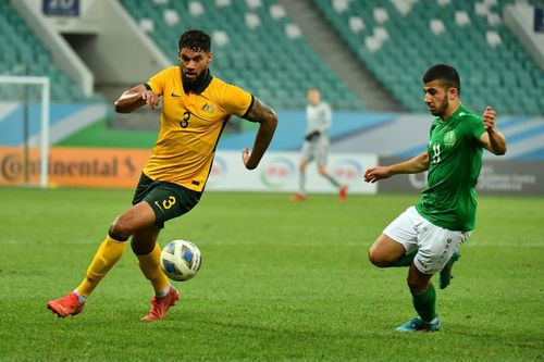 Trước U23 Australia, Turkmenistan trung thành với phòng ngự phản công, lối chơi giúp họ vượt qua vòng bảng giải châu Á lần đầu tiên trong lịch sử. Đoàn quân của HLV Ahmet Agamyradow dồn toàn bộ quân số về sân nhà ngay sau tiếng còi khai cuộc và buộc Australia chỉ có thể tiếp cận khung thành bằng những cú sút xa.