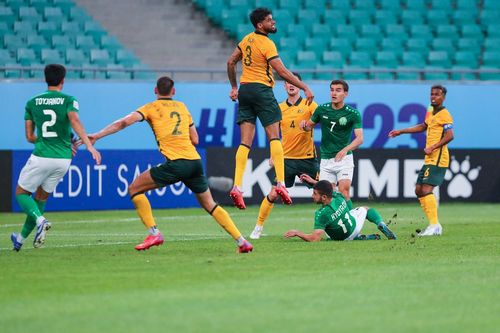 Sau khi để thủng lưới, Turkmenistan không còn lựa chọn ngoài việc dốc toàn lực để tấn công tìm bàn gỡ. Hàng thủ Australia có những khoảnh khắc chơi thiếu tập trung, nhưng các chân sút trẻ của HLV Agamyradov đều không thể tận dụng, ngay cả khi trước mặt họ chỉ còn thủ thành Gauci.
