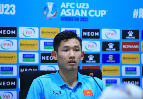 Tiền vệ Hai Long trả lời họp báo sau trận thắng 2-0 trước U.23 Malaysia.