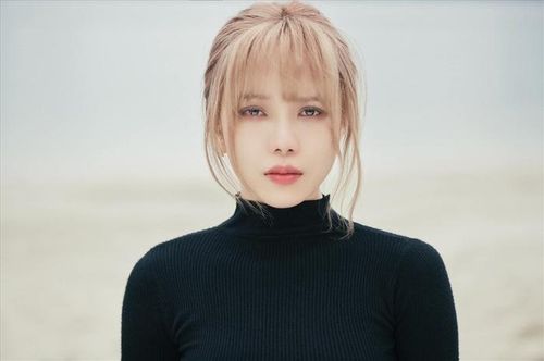 Cô nàng luôn thể hiện là một thiếu nữ u sầu, mang nhiều tâm trạng trong các dự án gần đây