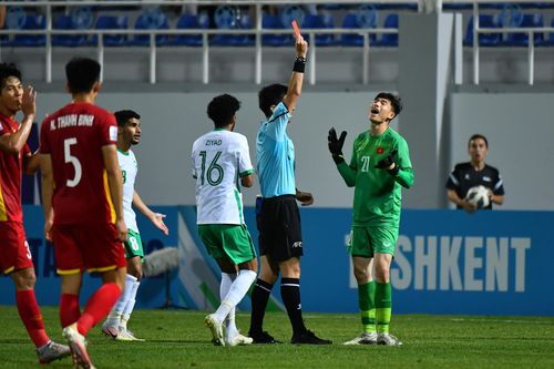 Văn Chuẩn bị đuổi sau pha phạm lỗi với cầu thủ U23 Saudi Arabia. Ảnh: AFC.