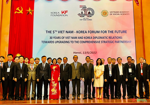 Các đại biểu chụp ảnh lưu niệm tại diễn đàn.