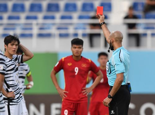 Thẻ đỏ ngày càng xuất hiện nhiều ở VCK U23 châu Á từ khi VAR được áp dụng. Ảnh: AFC.
