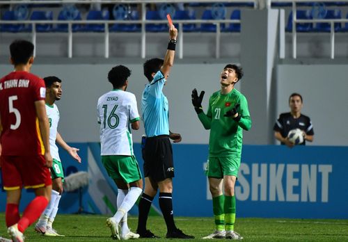 Quan Văn Chuẩn lãnh thẻ đỏ ở trận tứ kết thua 0-2 trước Saudi Arabia. Ảnh: AFC.