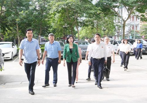 Đoàn giám sát do Phó Chủ tịch Thường trực HĐND TP Hà Nội Phùng Thị Hồng Hà làm Trưởng đoàn thực hiện giám sát chuyên đề ''thực hiện các quy định pháp luật về quản lý, sử dụng tài sản công là nhà, đất thuộc sở hữu nhà nước của TP'' tại quận Thanh Xuân