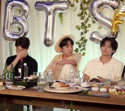 Các thành viên BTS rơi nước mắt khi chia sẻ về khó khăn họ gặp phải trong thời gian qua. Ảnh: Daily Mail.