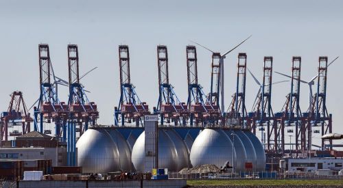  Các thiết bị chứa khí đốt tự nhiên tại bến cảng ở Hamburg, Đức, vào ngày 19/4. Ảnh: AP. 