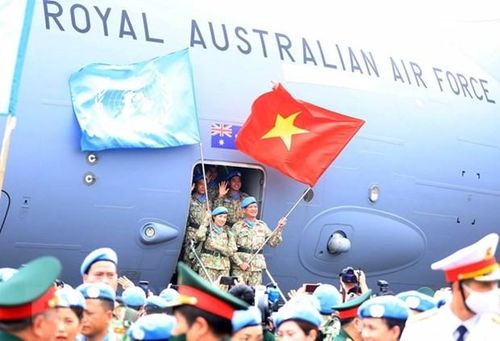 Chuyên cơ của Chính phủ Australia đưa Đội Công binh số 1 và Bệnh viện dã chiến cấp 2 số 4 lên đường thực hiện nhiệm vụ. (Ảnh: Thống Nhất/TTXVN)