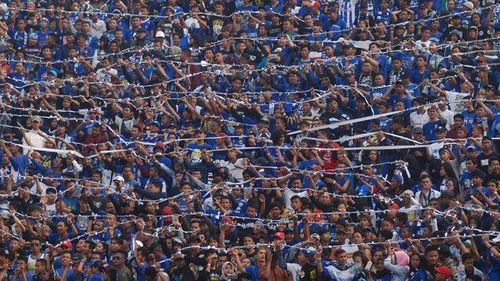 Khán đài sân GBLA chật kín khán giả. Ảnh: CNN Indonesia.