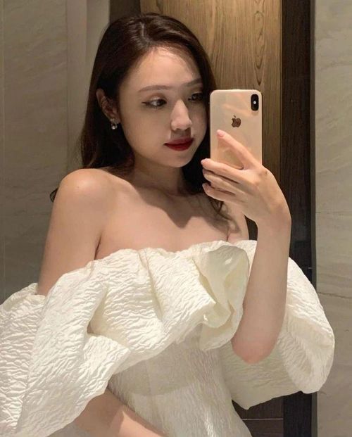 Hà Dương từng theo học tại Học viện Ngân hàng và cũng đã hoàn thành bậc học Thạc sĩ.