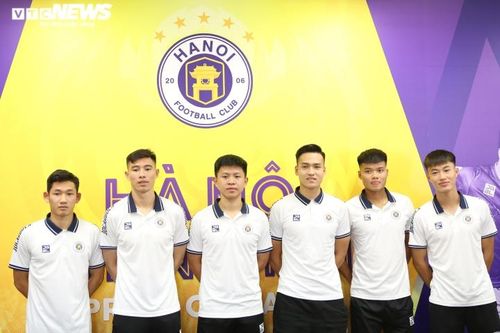 Các cầu thủ Hà Nội FC khoác áo U23 Việt Nam tại VCK U23 châu Á 2022 giao lưu với người hâm mộ.
